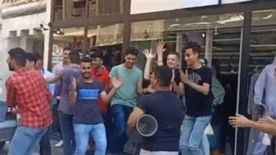 ختامها مسك.. انتهاء ماراثون الثانوية العامة للشعبة الأدبية.. زغاريد وطبل بسبب سهولة الإنجليزي.. وأولياء الأمور يستقبلون أبنائهم بالورود