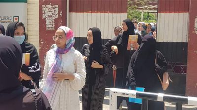 بث مباشر.. تباين آراء طالبات الثانوية العامة بمطروح حول امتحان الإنجليزي