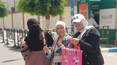 شوكولاتة وورد.. احتفال سيدة بابنتها وصديقاتها عقب انتهاء امتحانات الثانوية بمطروح | فيديو وصور