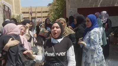 وصلة طبل ورقص لطلاب الأدبي بالمنصورة فرحًا بانتهاء امتحانات الثانوية العامة | فيديو