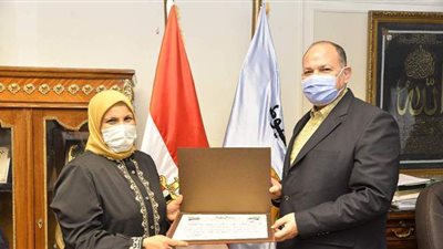 محافظ أسيوط يكرم مديرة إدارة الخدمات الجماهيرية لبلوغها سن المعاش