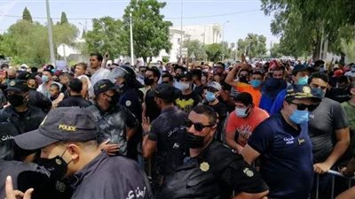 وسط مخاوف من إفلاس البلاد.. سحب مبالغ مالية كبيرة من البنوك التونسية