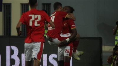 الأهلي يتخطى عقبة أسوان بثلاثة أهداف ويحافظ على أمله بالفوز بالدوري