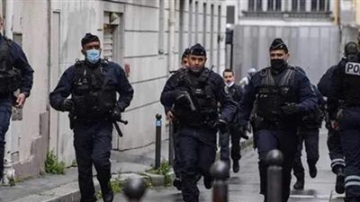 قتلى ومصابون في اصطدام سيارة بمقهى في باريس.. والشرطة تغلق الشارع