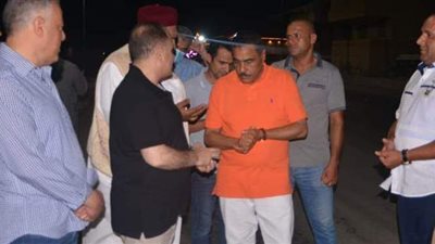 بعد منتصف الليل.. محافظ مطروح يتجول بالشوارع لمتابعة أعمال البنية التحتية | صور