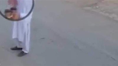 تصرف صادم.. شاهد ماذا فعل عامل دليفري في وجبة غداء قبل تسليمها بالسعودية