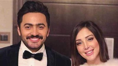 حلو المكان.. شاهد أحدث ظهور لـ تامر حسني برفقة زوجته