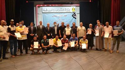 القوى العاملة توزع 1958 وثيقة تأمين على الصيادين في الإسكندرية