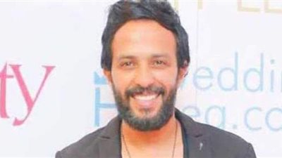 «أسألكم الدعاء لأمي».. الفنان أحمد عصام يعلن دخول والدته في «غيبوبة»