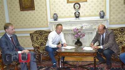 غزل المحلة يوقع على عقود قيادة نادي هانتيك البولندي قطاع الناشئين | صور