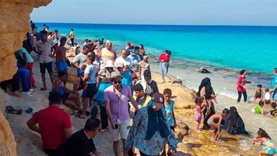 شاهد | أجواء رائعة بشاطئ عجيبة في مطروح «نداهة السياح وساحرة العيون»