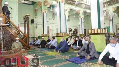 محافظ بني سويف يلتقي عددًا من المواطنين بعد صلاة الجمعة | صور