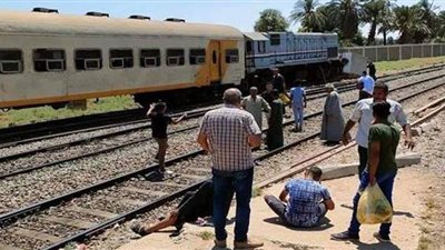 فريق طوارئ يعاين موقع حادث قطار نجع حمادي