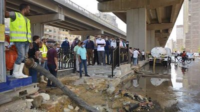 محافظ الجيزة يتفقد أعمال إصلاح كسر بخط مياه بطريق المريوطية