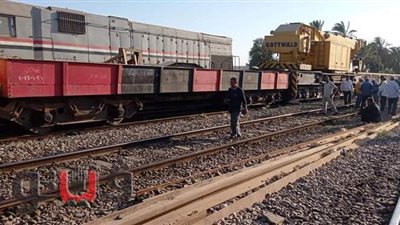 الصور الأولى لرفع قطار قنا بعد اصطدامه بصدادات السكك الحديدية