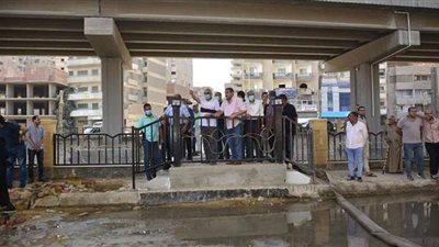 محافظ الجيزة يكلف رئيس حي الطالبية بالعمل على ضخ المياه للمواطنين | صور