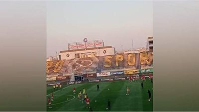 لاعبو الأهلى يجرون عملية الإحماء.. استعدادا لخوض مباراة أسوان