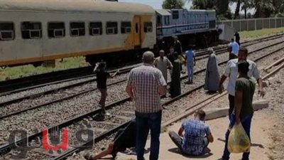 التحويلة السبب.. سائق قطار نجع حمادي يتهم عامل التحويلة بالتسبب في حادث التصادم.. ومدير الأمن يتفقد موقع الحادث | صور