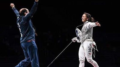 حكاية مدرب مصري قاد لاعبة أمريكية إلى ذهبية أولمبياد طوكيو في سلاح الشيش