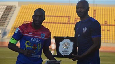 شيكابالا يمنح قائد أبها درع الزمالك
