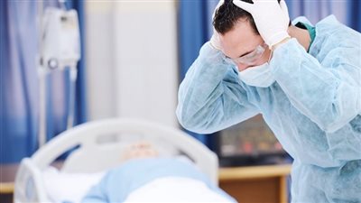 تشمل السجن والغرامة، عقوبة الإهمال الطبي وفقا لقانون العقوبات 