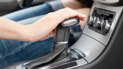 لقيادة آمنة.. ٥ خطوات للتعامل مع ناقل الحركة الأتوماتيكي في السيارات الحديثة