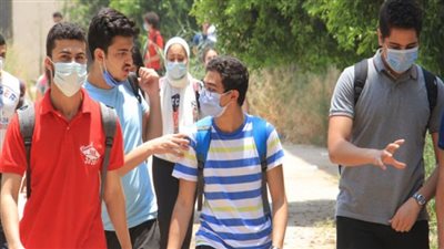 توافد طلاب الثانوية العامة لأداء امتحان مادتي الأحياء والإستاتيكا