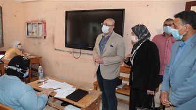 محافظ بني سويف يراجع الالتزام بإجراءات كورونا بلجان الثانوية العامة | صور