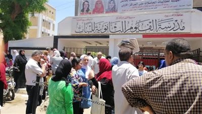 رغم الإعياء.. طالبة بالثانوية تصر علي أداء امتحان الأحياء بالفيوم