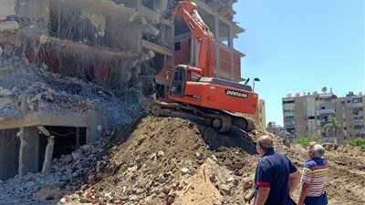 إزالة مبنى مخالف بقرية المحروسة في قنا خلال إجازة العيد 