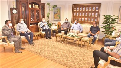 محافظ أسيوط يناقش تطورات تنفيذ مشروعات حياة كريمة