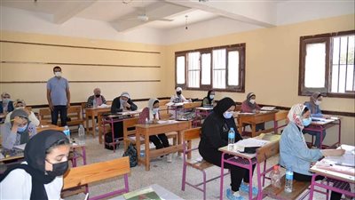 طلاب العلمي بالإسماعيلية عن امتحان الأحياء والأستاتيكا: صعب وطويل