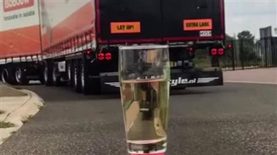 سائق يستخدم شاحنة بطول 25 مترًا لإنزال كيس شاي في كوب|صور