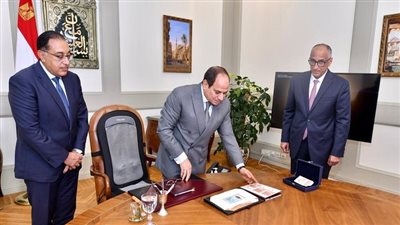 السيسي يطلع على عينات من البنكنوت الجديد الذي سيتم إصداره في نوفمبر المقبل