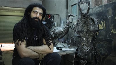 «ميلاد المتعة من رحم الخردة».. عبد الرحمن عوف فنان بــ«الحديد والصاج» |فيديو