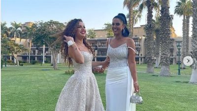 رفقة والدتها.. رنا رئيس تنشر صور من حفل زفاف شقيقتها 