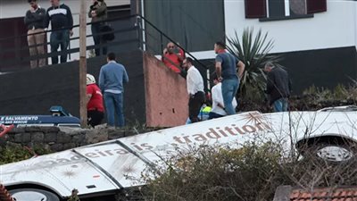 لحظة انقلاب سيارة في زفاف بالجزائر| فيديو