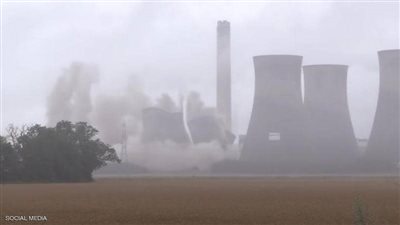 لحظة تفجير أبراج تبريد عملاقة بمحطة كهرباء في انجلترا| فيديو