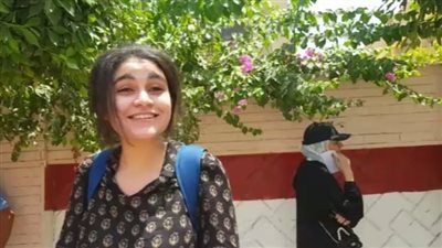 طالبة بالثانوية عن امتحان التفاضل: سهل صعب مش فارقة.. المهم خلصنا | فيديو 