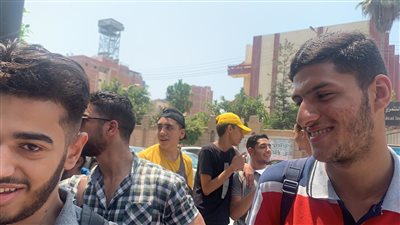 على واحدة ونص.. رقص وزغاريد لطلاب العلمي فرحا بانتهاء الامتحانات| فيديو 