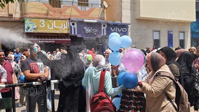 بالبالونات.. احتفال طالبات الثانوية العامة بمطروح بانتهاء الامتحانات |فيديو 