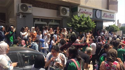 طلاب الثانوية العامة في الإسماعيلية يختتمون الامتحانات بالمزمار والشماريخ | صور