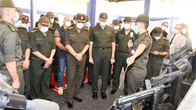 وزير الدفاع يتفقد إحدى الوحدات الفنية التابعة لإدارة الأسلحة والذخيرة 