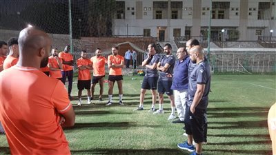 المقاولون ضد المصري.. المشرف على الكرة بالذئاب يجتمع باللاعبين