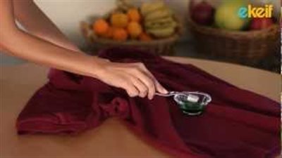 بالفيديو.. طريقة سحرية لإزالة بقع الزيت من الملابس