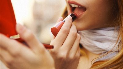 دراسة: «الماكياج» أثناء الحمل يؤثر على معدل ذكاء طفلك