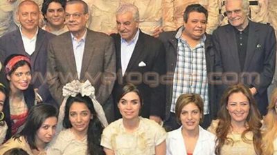 عمر الشريف يشيد بمسرحية 