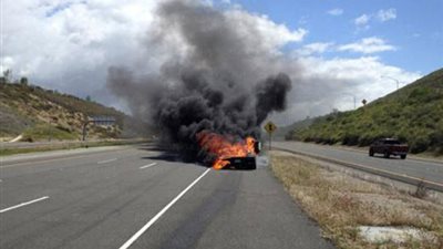 اشتعال سيارة على طريق مصر إسكندرية الزراعى بعد انقلابها