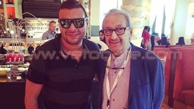 بالصورة.. رامي صبري يهنئ نور الشريف بتكريمه في 