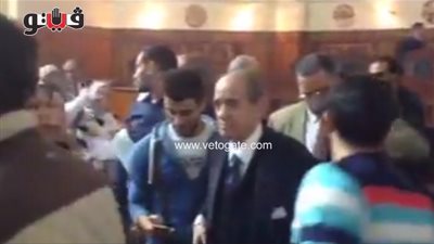 بالفيديو.. خروج فريد الديب من جلسة الطعن على حبس مبارك